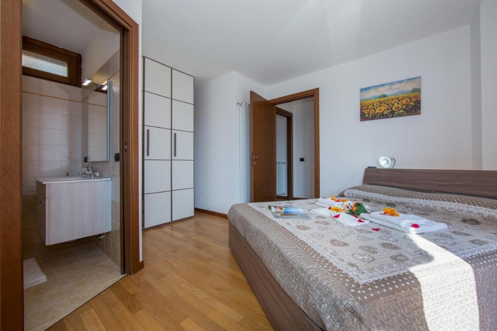 Room image 3